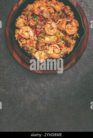 Jambalaya, kreolisches Gericht, amerikanisches Pilaw, Reis mit Huhn und Garnelen, Gemüse, hausgemacht, keine Leute Stockfoto