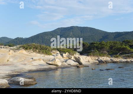 Ruhige Küstenlandschaft mit bewaldeten Hügeln im Hintergrund, Karidi Strand, Karydi, Vourvourou, Sithonia, Chalkidiki, Zentralmakedonien, Griechenland, Euro Stockfoto