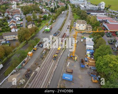 Aus der Vogelperspektive auf eine Baustelle neben Bahngleisen mit Kränen und Maschinen sowie Nachbarhäuser, Stanzmaschine, Hermann Hesseba Stockfoto