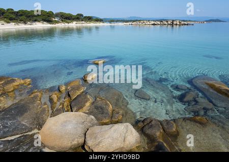 Ruhige Küste mit türkisfarbenem Wasser und felsigem Strand, Karidi Strand, Karydi, Vourvourou, Sithonia, Chalkidiki, Zentralmakedonien, Griechenland, Europa Stockfoto