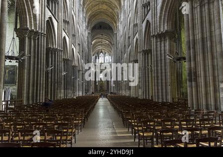 Rouen, Frankreich, 30. August 2018: Innenraum eines katholischen Tempels. Hauptschiff der Kathedrale Notre-Dame de Rouen, Rouen, Frankreich, Europa Stockfoto