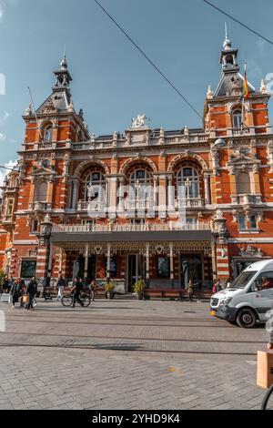 Amsterdam, NL - 11. Okt 2021: Das Stadsschouwburg ist ein Theatergebäude am Leidseplein in Amsterdam, Niederlande. Stockfoto