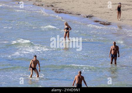 Split, Kroatien. November 2024. Die Leute spielen am Strand von Bacvice in Split, Kroatien am 11. November 2024. Foto: Ivana Ivanovic/PIXSELL Credit: Pixsell/Alamy Live News Stockfoto