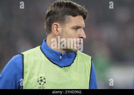 Fußballspiel, Berat DJIMSITI Atalanta Bergamo wärmt sich vor dem Spiel auf, Stuttgart Arena Stockfoto