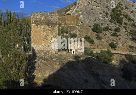 Mittelalterlicher Turm und alter christlicher Tempel in der Nähe der Ruinen der genuesischen Festung in Sudak, Krim Stockfoto