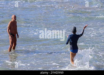 Split, Kroatien. November 2024. Die Leute spielen am Strand von Bacvice in Split, Kroatien am 11. November 2024. Foto: Ivana Ivanovic/PIXSELL Credit: Pixsell/Alamy Live News Stockfoto