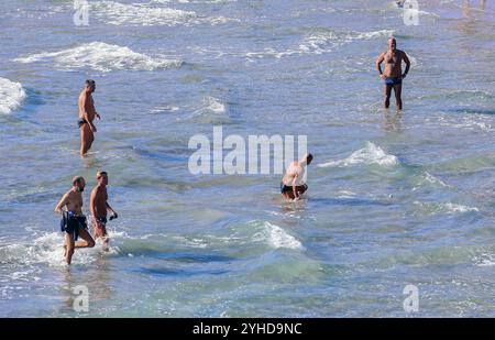 Split, Kroatien. November 2024. Die Leute spielen am Strand von Bacvice in Split, Kroatien am 11. November 2024. Foto: Ivana Ivanovic/PIXSELL Credit: Pixsell/Alamy Live News Stockfoto