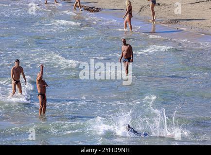 Split, Kroatien. November 2024. Die Leute spielen am Strand von Bacvice in Split, Kroatien am 11. November 2024. Foto: Ivana Ivanovic/PIXSELL Credit: Pixsell/Alamy Live News Stockfoto