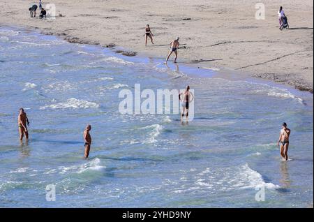 Split, Kroatien. November 2024. Die Leute spielen am Strand von Bacvice in Split, Kroatien am 11. November 2024. Foto: Ivana Ivanovic/PIXSELL Credit: Pixsell/Alamy Live News Stockfoto