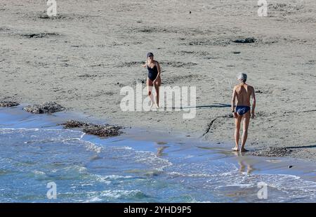 Split, Kroatien. November 2024. Die Leute spielen am Strand von Bacvice in Split, Kroatien am 11. November 2024. Foto: Ivana Ivanovic/PIXSELL Credit: Pixsell/Alamy Live News Stockfoto