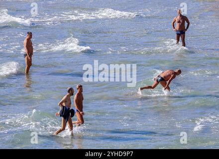 Split, Kroatien. November 2024. Die Leute spielen am Strand von Bacvice in Split, Kroatien am 11. November 2024. Foto: Ivana Ivanovic/PIXSELL Credit: Pixsell/Alamy Live News Stockfoto