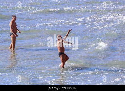 Split, Kroatien. November 2024. Die Leute spielen am Strand von Bacvice in Split, Kroatien am 11. November 2024. Foto: Ivana Ivanovic/PIXSELL Credit: Pixsell/Alamy Live News Stockfoto