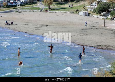 Split, Kroatien. November 2024. Die Leute spielen am Strand von Bacvice in Split, Kroatien am 11. November 2024. Foto: Ivana Ivanovic/PIXSELL Credit: Pixsell/Alamy Live News Stockfoto