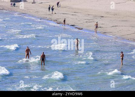 Split, Kroatien. November 2024. Die Leute spielen am Strand von Bacvice in Split, Kroatien am 11. November 2024. Foto: Ivana Ivanovic/PIXSELL Credit: Pixsell/Alamy Live News Stockfoto