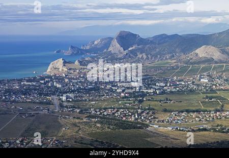 Panorama des kleinen Kurorts Sudak von der Spitze des Berges Ai-George (oder St. George). Krim Stockfoto