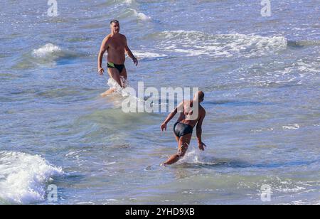 Split, Kroatien. November 2024. Die Leute spielen am Strand von Bacvice in Split, Kroatien am 11. November 2024. Foto: Ivana Ivanovic/PIXSELL Credit: Pixsell/Alamy Live News Stockfoto