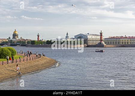 Sankt Petersburg, Russland, 13. Juni 2019: Blick auf die Nehrung der Wassiljewski-Insel von der Kronverksky-Brücke, Europa Stockfoto