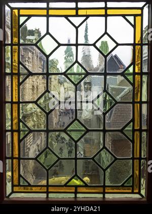 Rouen, Frankreich, 30. August 2018: Blick auf die Stadtstraße durch das alte Fenster auf dem Uhrturm (Gros-Horloge). Rouen, Normandie, Frankreich, Europa Stockfoto