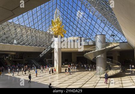 Paris, Frankreich, 2. September 2018: Eintritt zum Louvre. Besucher in der Lobby unter einer Glaspyramide, Europa Stockfoto