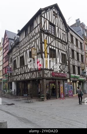 Rouen, Frankreich, 30. August 2018: Alte Häuser im touristischen Zentrum von Rouen, erbaut im traditionellen normannischen Stil, Europa Stockfoto