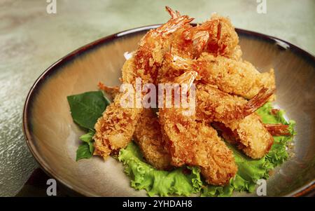 Garnelen in Tempura, frittiert, mit Sojasauce, Nahaufnahme, Draufsicht, ohne Menschen Stockfoto