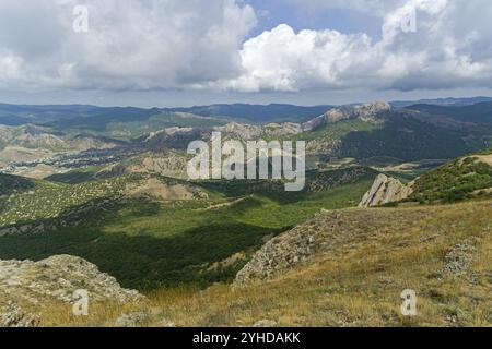 Panorama der Krim-Berge. Blick von der Spitze des Tokluk-Berges. Anfang September Stockfoto