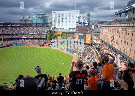 BALTIMORE, Maryland – Ein Baseballspiel findet im Oriole Park in Camden Yards statt, dem Heimstadion der Baltimore Orioles. Das Stadion, das 1992 eröffnet wurde, setzte den Standard für klassisches Design in der Major League Baseball. Das unverwechselbare B&O Warehouse des Baseballparks dient als Kulisse für das rechte Feld. Stockfoto