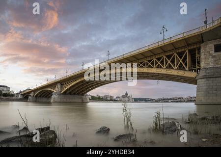 Brücke am Morgen. Eine der berühmten Straßenbrücken über die Donau. Landschaft und Architektur am Morgen, Margaretenbrücke, Margitsziget Margit Stockfoto