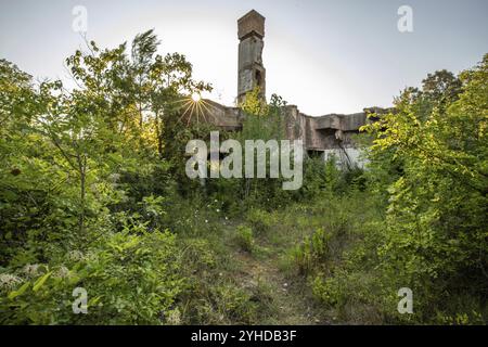 Ein verlassener Ort, ein Lost Place Hotel aus den 70ern Zerstört und verlassen. Am Abend vor Sonnenuntergang. Haludovo Palace Hotel, Krk, Cro Stockfoto