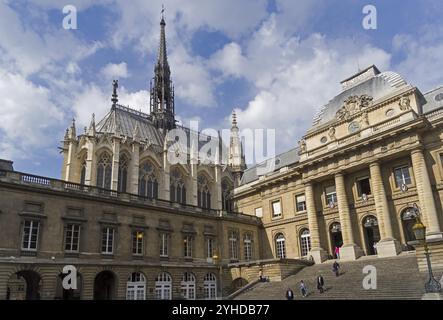 Sainte-Chapelle überragt die Gebäude des Justizpalais. Paris, Frankreich, Europa Stockfoto