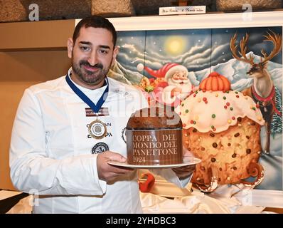 Mailand, Italien Panettone World Cup 2024 und Treffen mit Konditoren Palazzo Castiglioni Mailand ithe Foto: Pasquale Iannelli (Italien) Weltmeister im Schokoladenpanettone Stockfoto