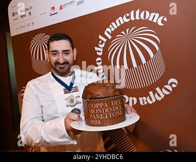 Mailand, Italien Panettone World Cup 2024 und Treffen mit Konditoren Palazzo Castiglioni Mailand ithe Foto: Pasquale Iannelli (Italien) Weltmeister im Schokoladenpanettone Stockfoto