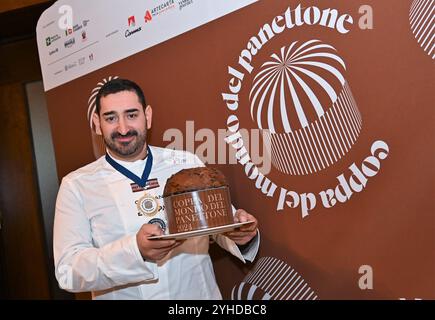 Mailand, Italien Panettone World Cup 2024 und Treffen mit Konditoren Palazzo Castiglioni Mailand ithe Foto: Pasquale Iannelli (Italien) Weltmeister im Schokoladenpanettone Stockfoto