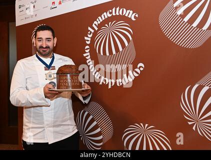 Mailand, Italien Panettone World Cup 2024 und Treffen mit Konditoren Palazzo Castiglioni Mailand ithe Foto: Pasquale Iannelli (Italien) Weltmeister im Schokoladenpanettone Stockfoto