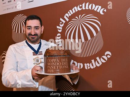 Mailand, Italien Panettone World Cup 2024 und Treffen mit Konditoren Palazzo Castiglioni Mailand ithe Foto: Pasquale Iannelli (Italien) Weltmeister im Schokoladenpanettone Stockfoto