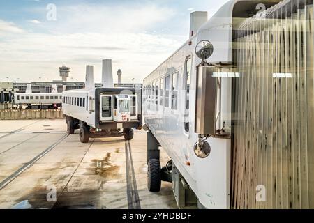 DULLES, Virginia – die mobilen Lounges und Flugzeuge am Washington Dulles International Airport stellen ein innovatives Passagierverkehrssystem dar, das von Eero Saarinen entworfen wurde. Diese unverwechselbaren Fahrzeuge, die Teil des ursprünglichen Entwurfs des Terminals von 1962 sind, transportieren Passagiere zwischen dem Hauptterminal und den Flugzeugen oder Bahnhöfen und verkörpern so den einzigartigen Ansatz des Flughafens für die Passagierbewegung. Stockfoto