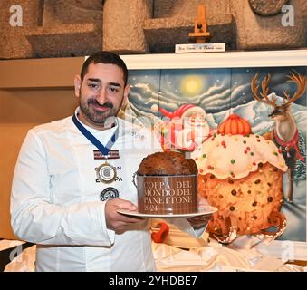 Mailand, Italien Panettone World Cup 2024 und Treffen mit Konditoren Palazzo Castiglioni Mailand ithe Foto: Pasquale Iannelli (Italien) Weltmeister im Schokoladenpanettone Stockfoto