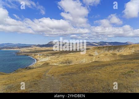 Blick auf die Bucht von Kapsel und die Gegend von Kapel vom Hang des Kap Meganom. Krim, ein sonniger Tag im September Stockfoto