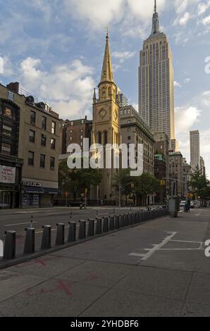 NEW YORK CITY, 23. AUGUST 2015: Die alte protestantische Kirche im Hintergrund Empire State Building. New York, Fifth Avenue, am frühen Morgen Stockfoto