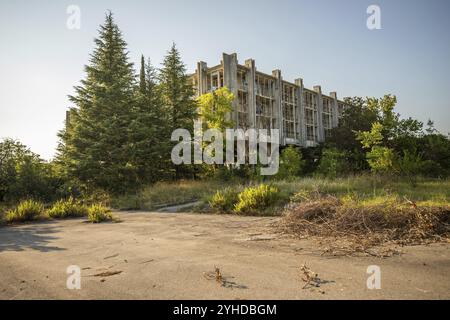 Ein verlassener Ort, ein Lost Place Hotel aus den 70ern Zerstört und verlassen. Am Abend vor Sonnenuntergang. Haludovo Palace Hotel, Krk, Cro Stockfoto