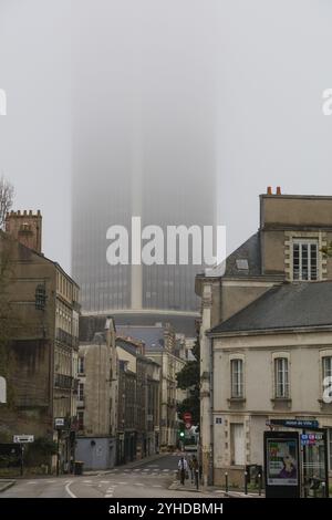 Rue Generall Leclerc de Hauteclocque, hinter Wolkenkratzern Tour Bretagne im Nebel, Nantes, Departement Loire-Atlantique, Pays de la Loire Region, Frankreich Stockfoto
