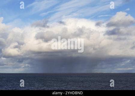 Große Regenwolke über dem Atlantik, dem Norwegischen Meer. Cumulus Wolke mit Niederschlag große Regenwolke über dem Atlantik, Norwegische See. Cumulus Wolke W Stockfoto