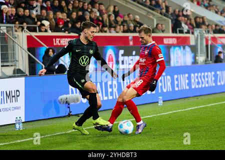 Heidenheim, Deutschland. November 2024. ZWEIKAMPF Duell an der Seitenlinie zwischen Bence Dardai (VFL Wolfsburg, #24) und Leonardo Weschenfelder Scienza (1. FC Heidenheim, #08) GER, 1. FC Heidenheim gegen VFL Wolfsburg, Fussball, 1. Bundesliga, 10. Spieltag, Spielzeit 2024/2025, 11.11.24. DFL-VORSCHRIFTEN VERBIETEN DIE VERWENDUNG VON FOTOS ALS BILDSEQUENZEN UND/ODER QUASI-VIDEO. Foto: Eibner-Pressefoto/Gerald Oelze-de Stoppany Credit: dpa/Alamy Live News Stockfoto