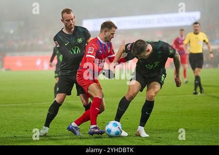 Heidenheim, Deutschland. November 2024. Dreikampf um den Ball zwischen Maximilian Arnold (VFL Wolfsburg, #27), Leonardo Weschenfelder Scienza (1. FC Heidenheim, #08) und Cedric Adrian Zesinger (VFL Wolfsburg, #05) GER, 1. FC Heidenheim gegen VFL Wolfsburg, Fussball, 1. Bundesliga, 10. Spieltag, Spielzeit 2024/2025, 11.11.24. DFL-VORSCHRIFTEN VERBIETEN DIE VERWENDUNG VON FOTOS ALS BILDSEQUENZEN UND/ODER QUASI-VIDEO. Foto: Eibner-Pressefoto/Gerald Oelze-de Stoppany Credit: dpa/Alamy Live News Stockfoto