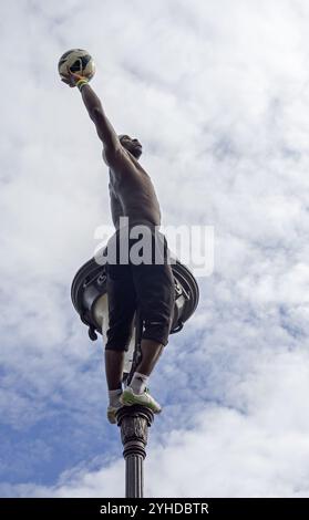 Akrobat mit einem Fußball in Montmartre, Paris, Frankreich, Europa Stockfoto