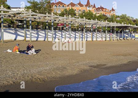 Sudak, Krim, 28. September 2018: Ein paar Leute am Strand. Sudak, Krim. Sonniger Abend Ende September Stockfoto