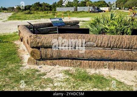 SULLIVAN's ISLAND, South Carolina – Thomson Park erinnert an die Schlacht von Sullivan’s Island am 28. Juni 1776, in der Colonel William 'Danger' Thomson erfolgreich Breach Inlet gegen britische Invasionsversuche verteidigte. Dieser entscheidende amerikanische Sieg, koordiniert mit der Verteidigung von Fort Sullivan (später Fort Moultrie), stellte einen der ersten großen Erfolge der Revolution dar und half Charleston bis 1780 vor der britischen Besatzung zu schützen. Stockfoto