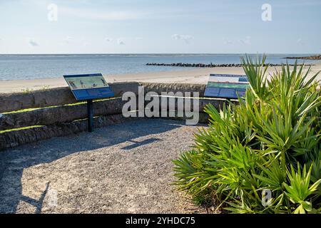 SULLIVAN's ISLAND, South Carolina – Thomson Park erinnert an die Schlacht von Sullivan’s Island am 28. Juni 1776, in der Colonel William 'Danger' Thomson erfolgreich Breach Inlet gegen britische Invasionsversuche verteidigte. Dieser entscheidende amerikanische Sieg, koordiniert mit der Verteidigung von Fort Sullivan (später Fort Moultrie), stellte einen der ersten großen Erfolge der Revolution dar und half Charleston bis 1780 vor der britischen Besatzung zu schützen. Stockfoto