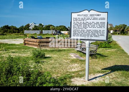 SULLIVAN's ISLAND, South Carolina – Thomson Park erinnert an die Schlacht von Sullivan’s Island am 28. Juni 1776, in der Colonel William 'Danger' Thomson erfolgreich Breach Inlet gegen britische Invasionsversuche verteidigte. Dieser entscheidende amerikanische Sieg, koordiniert mit der Verteidigung von Fort Sullivan (später Fort Moultrie), stellte einen der ersten großen Erfolge der Revolution dar und half Charleston bis 1780 vor der britischen Besatzung zu schützen. Stockfoto