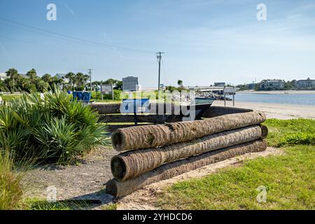 SULLIVAN's ISLAND, South Carolina – Thomson Park erinnert an die Schlacht von Sullivan’s Island am 28. Juni 1776, in der Colonel William 'Danger' Thomson erfolgreich Breach Inlet gegen britische Invasionsversuche verteidigte. Dieser entscheidende amerikanische Sieg, koordiniert mit der Verteidigung von Fort Sullivan (später Fort Moultrie), stellte einen der ersten großen Erfolge der Revolution dar und half Charleston bis 1780 vor der britischen Besatzung zu schützen. Stockfoto